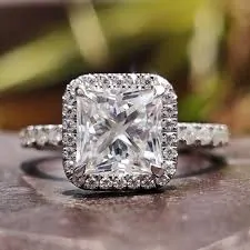 Princess Cut Moissanite Engagement Rings: Modern Brilliance & Elegance